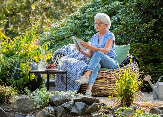 Gartenfreizeit - Frau liest im Garten
