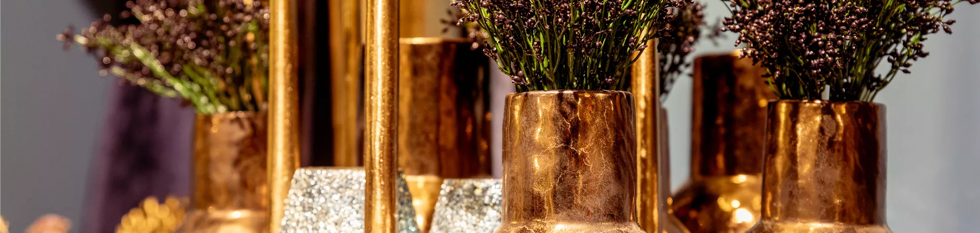 Deko - goldene Vasen mit Kunstblumen