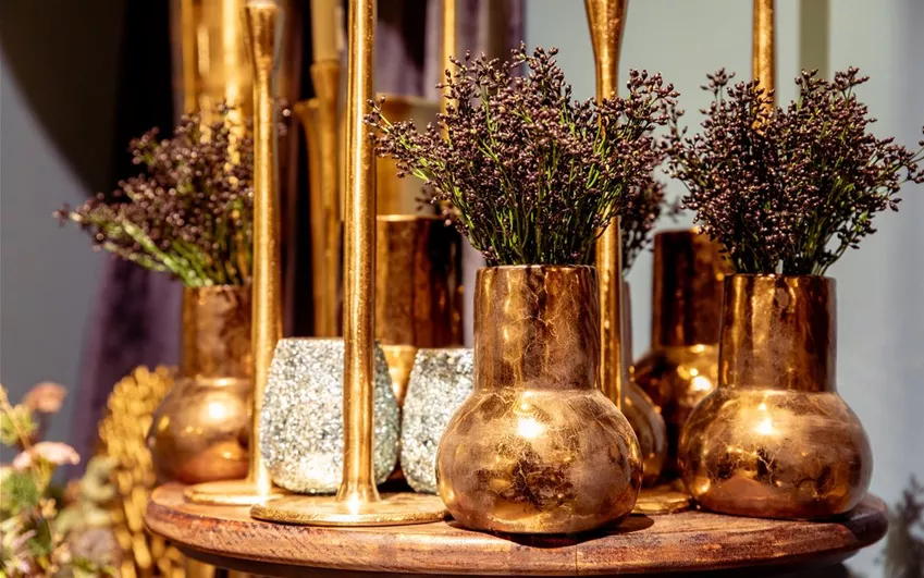 Wohnaccessoires - Goldene Vasen mit Kunstblumen