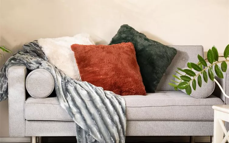 Möbel - Sofa mit Kissen
