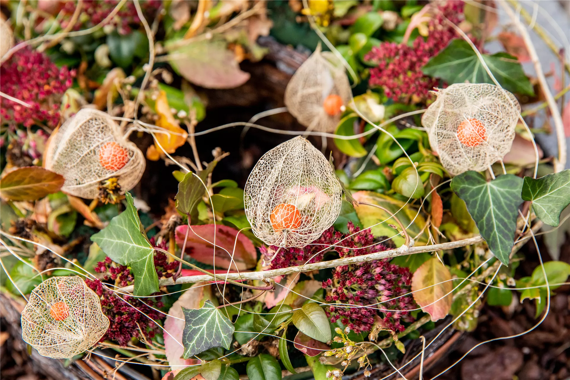 Florale Gestecke und Kränze am Grab