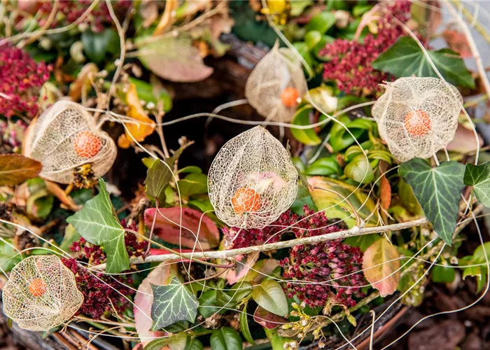 Florale Gestecke und Kränze am Grab