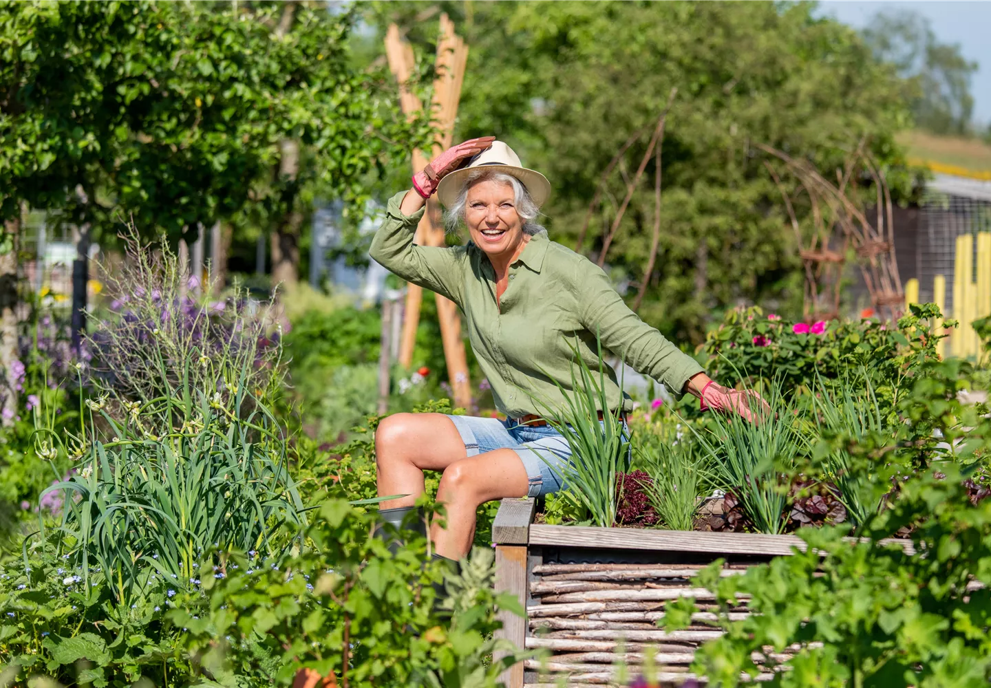 Gartenarbeit - Frau am Hochbeet