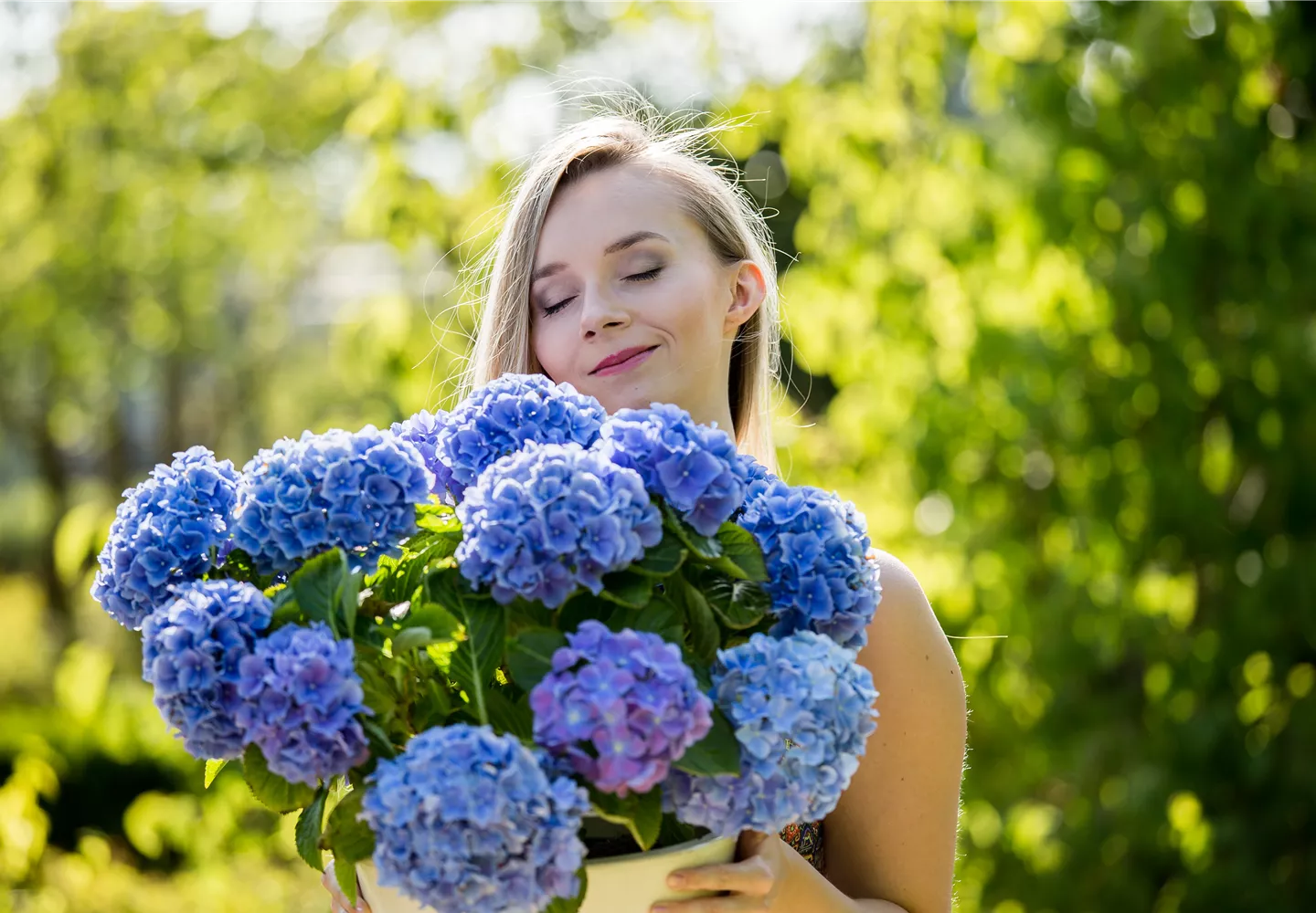 Frau mit blauer Hortensie