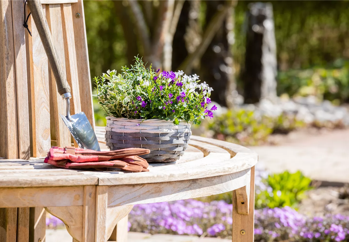 Bepflanzter Übertopf im Gartenambiente