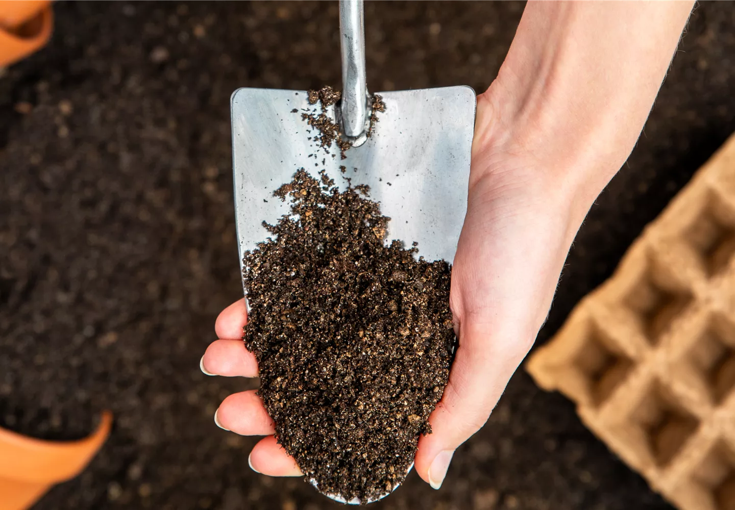 Erde mit Tontöpfen und Gartenschaufel